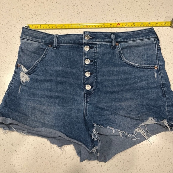 Express Distressed High-Waisted Denim Curvy Mom Shorts - Picture 5 of 5